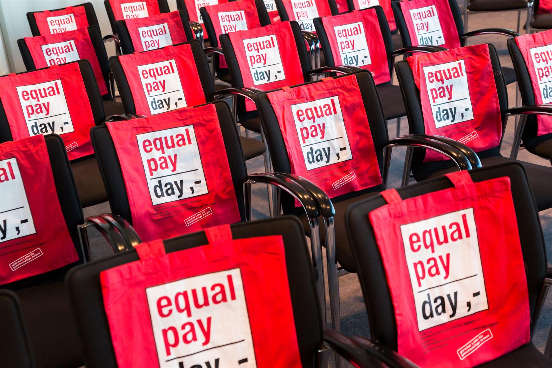 Flagge zeigen zum Equal Pay Day 