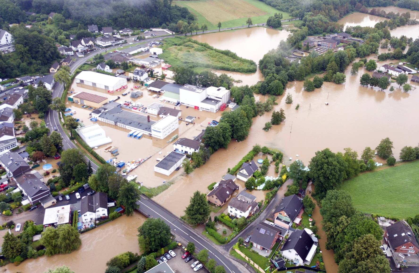 Hochwasser Lehmbach Das Bild zeigt aus der Vogelperspektive die Überschwemmung des Ortsgebiets Lehmbach beim Hochwasser 2021.