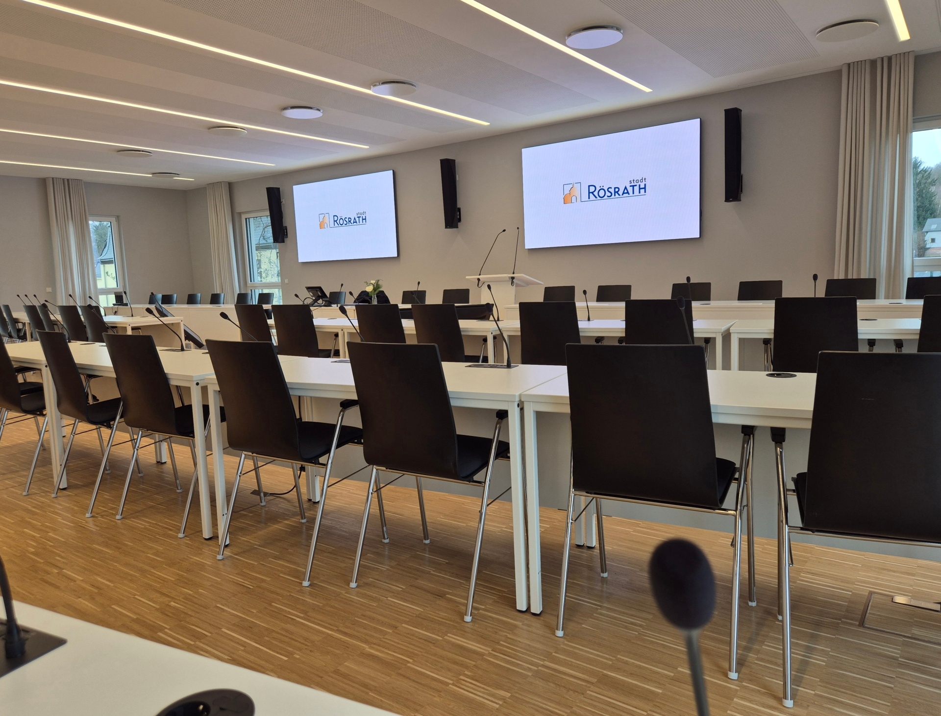 Das Bild zeigt den Ratssaal der Stadt Rösrath, in dem Stadtrats- und Ausschusssitzungen stattfinden.