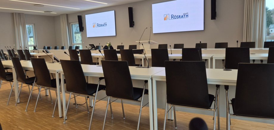 Das Bild zeigt den Ratssaal der Stadt Rösrath, in dem Stadtrats- und Ausschusssitzungen stattfinden.