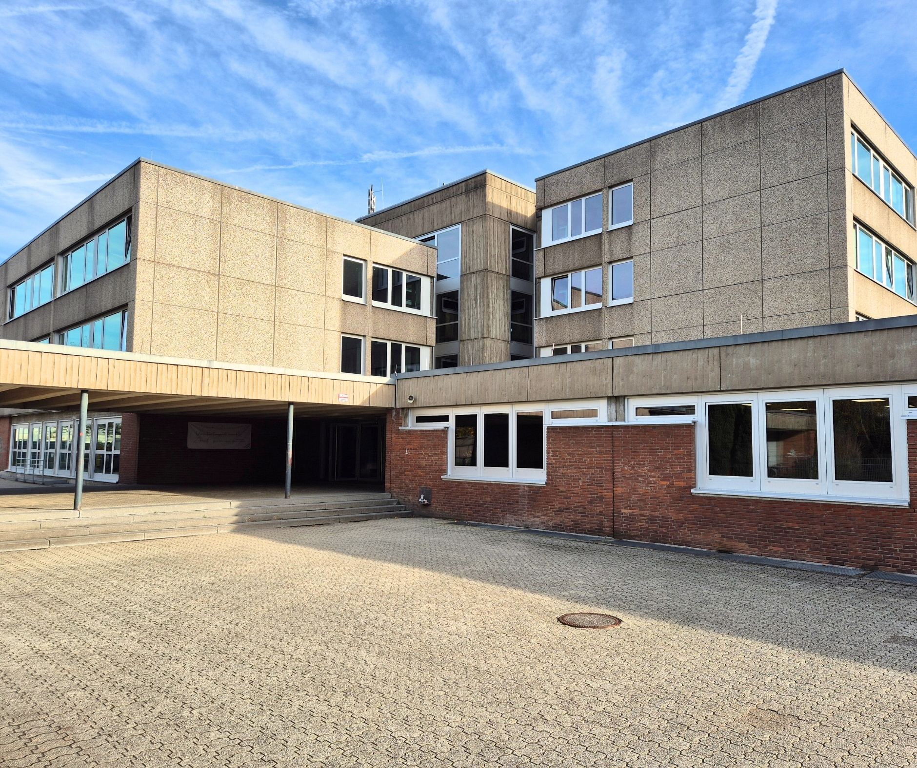 Gesamtschule Rösrath Das Bild zeigt eine Außenansicht der Gesamtschule Rösrath.