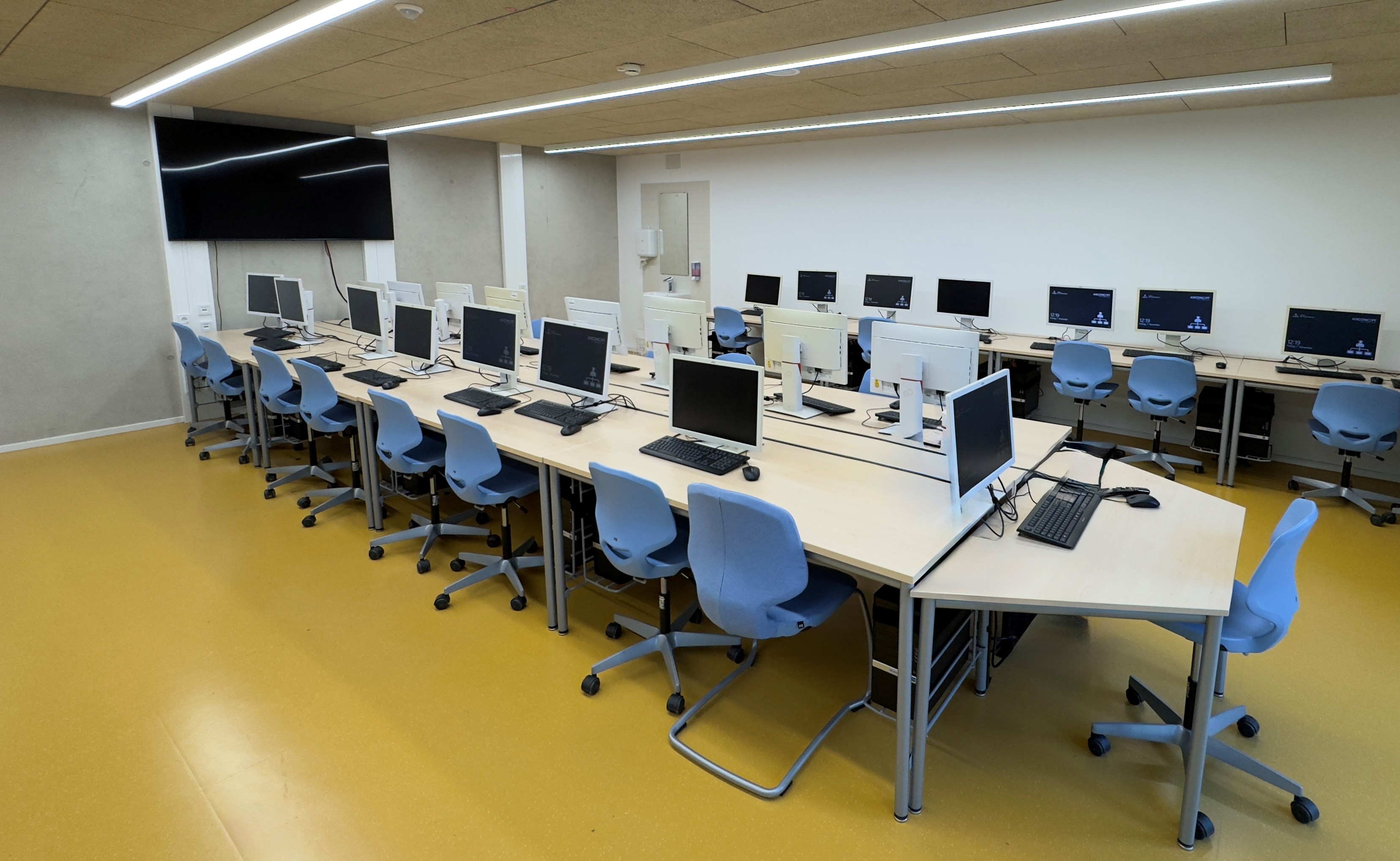 Gymnasium_Informatikraum Bild zeigt Informatikraum des Gymnasiums mit PC-Arbeitsplätzen