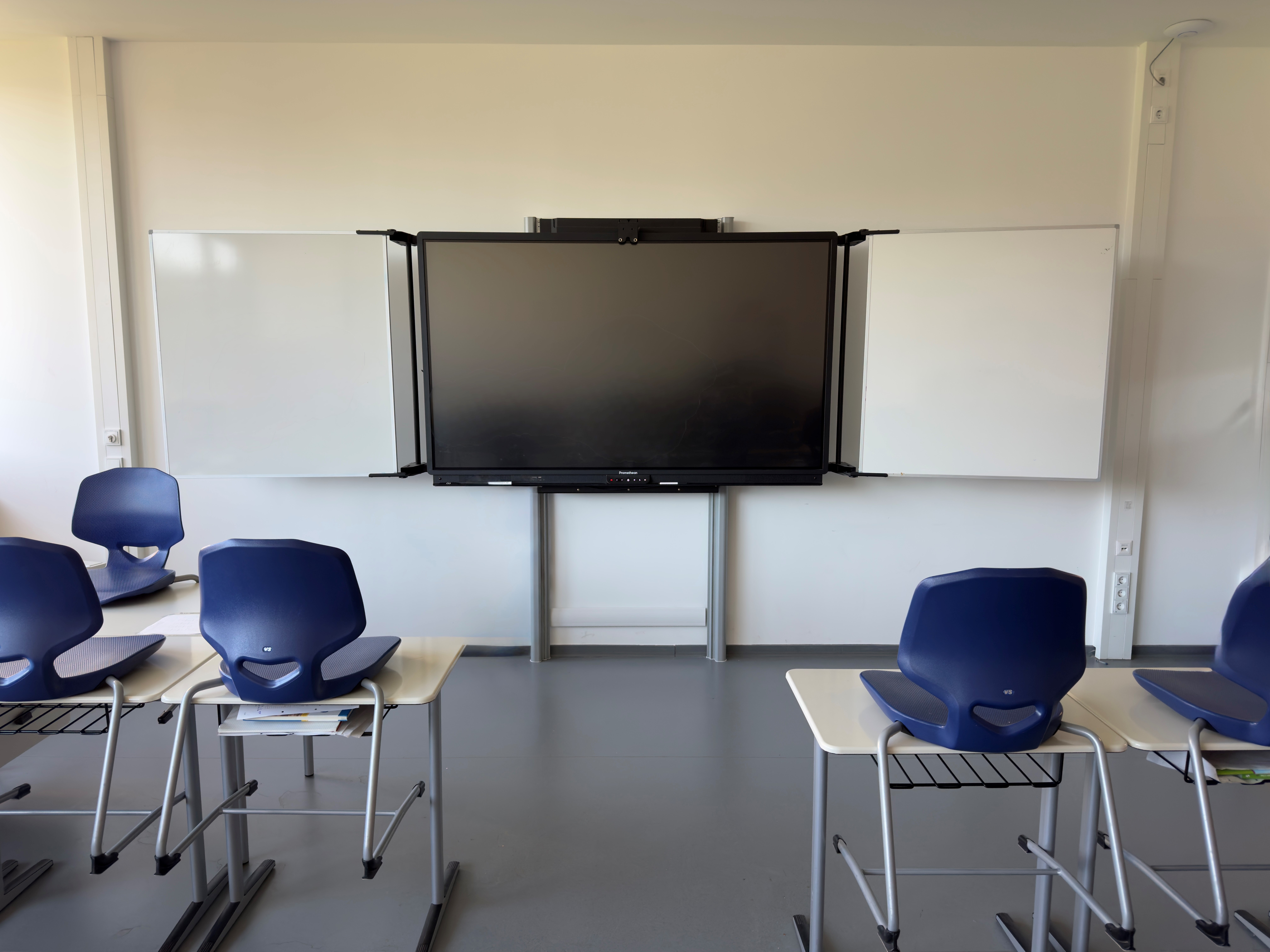 Gymnasium_Klassenraum Bild zeigt einen Klassenraum des Gymnasiums mit digitaler Tafel