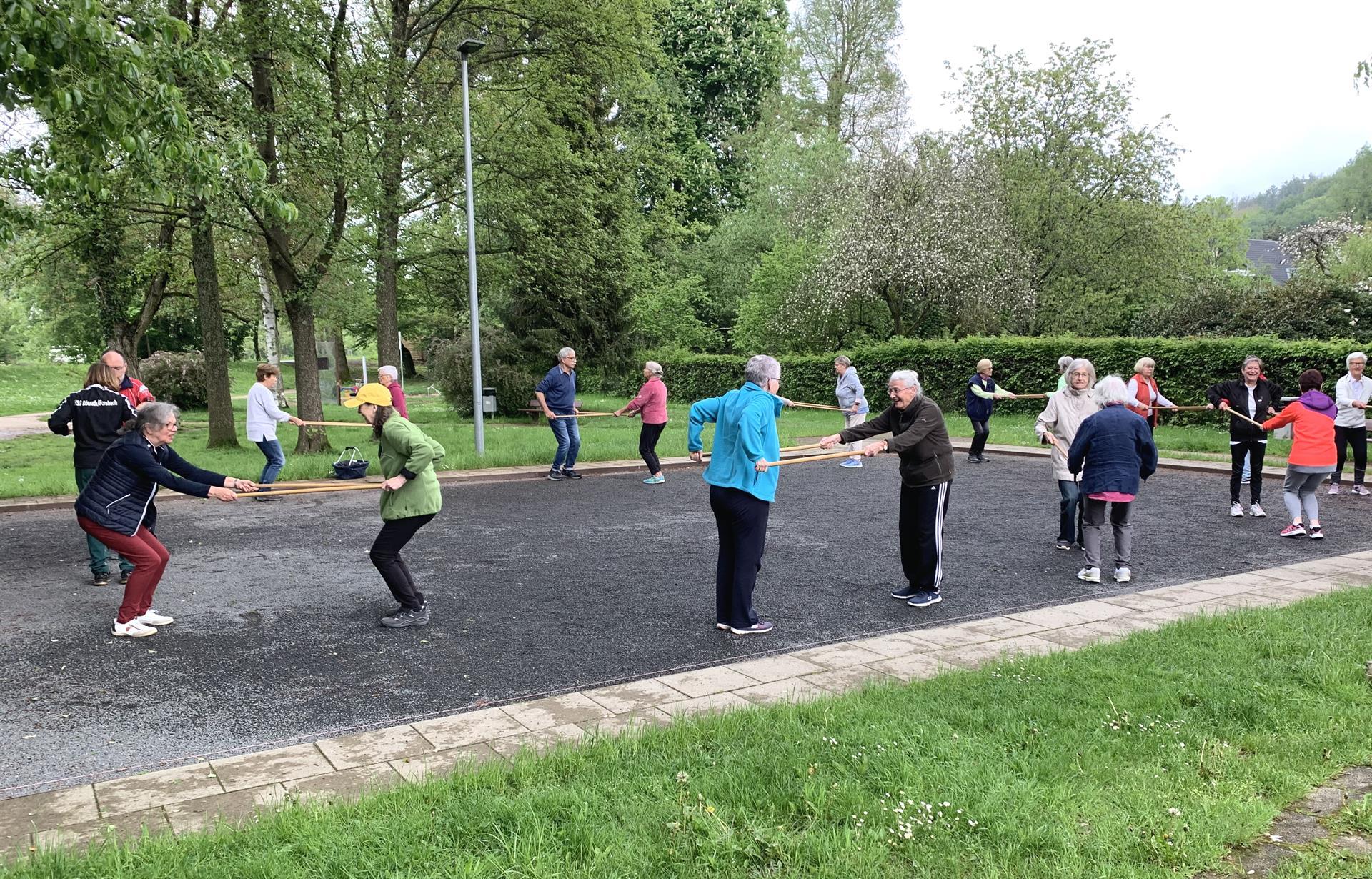 Bild Senioren im Park Bild zeigt Senioren, die im Park Sport treiben