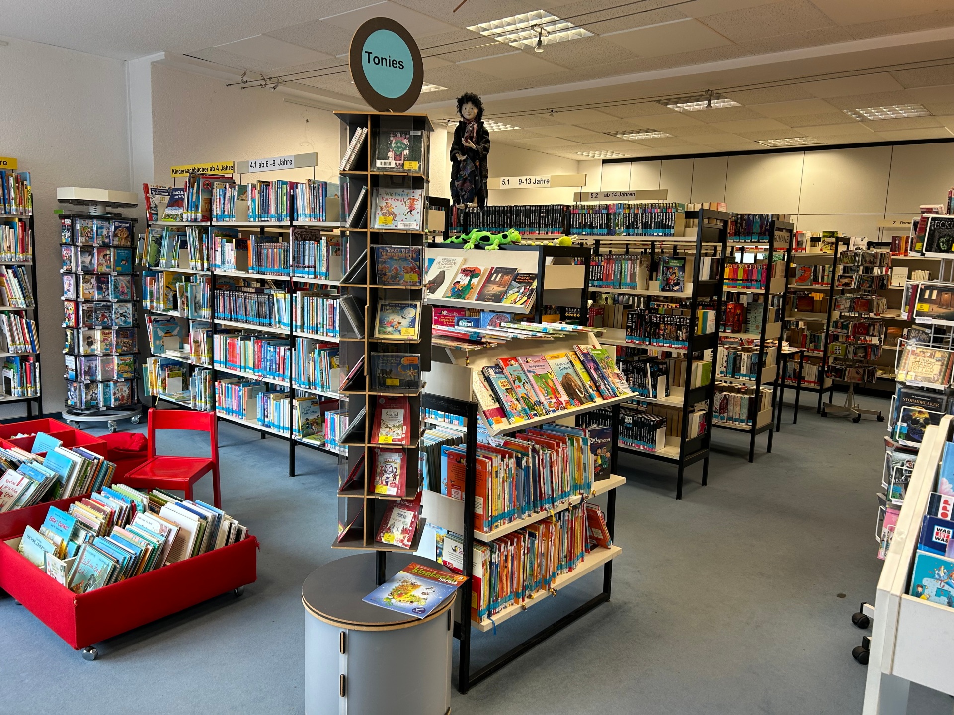 Das Bild zeigt eine Innenaufnahme der Stadtbücherei Rösrath mit vielen Bücherregalen.