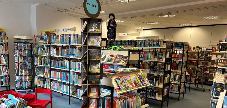 Das Bild zeigt eine Innenaufnahme der Stadtbücherei Rösrath mit vielen Bücherregalen.