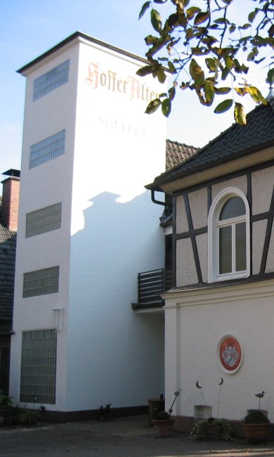 Das Bild zeigt die Außenansicht der Kornbrennerei Hoffer Alter.