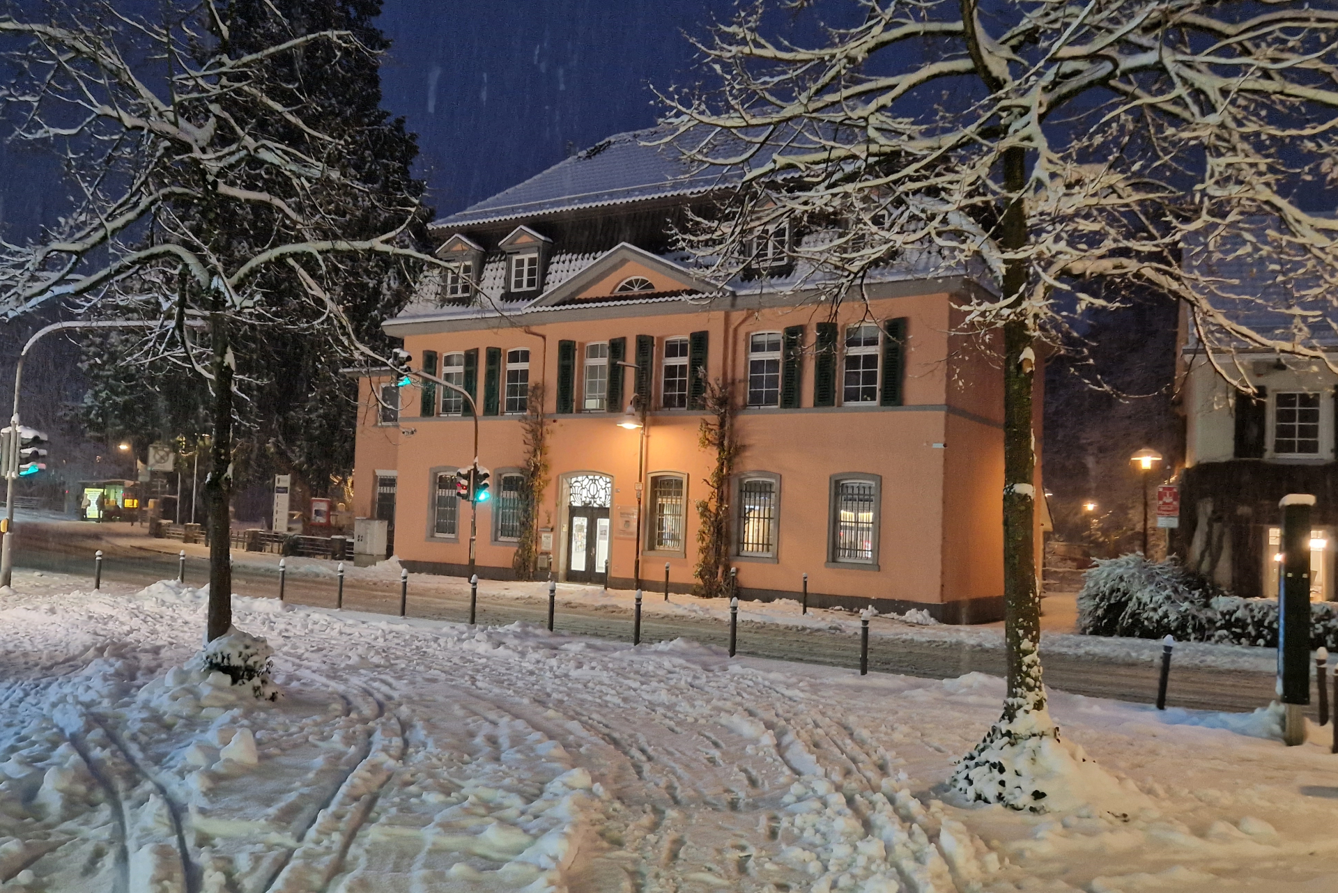 Das Bild zeigt das historische Rathaus im Schnee.