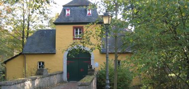Torbogen Schloss Eulenbroich Das Bild zeigt den Torbogen von Schloss Eulenbroich.
