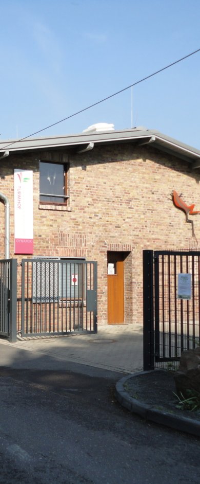 Das Bild zeigt eine Außenansicht des Heidezentrums Turmhof.