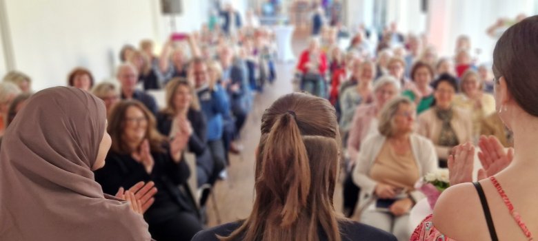 Veranstaltung Bildungswerkstatt Das Bild zeigt ein applaudierendes Publikum bei einer Veranstaltung in der Bildungswerkstatt von Schloss Eulenbroich.