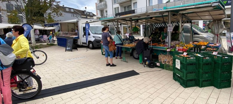 Das Bild zeigt den Wochenmarkt auf dem Sülztalplatz in Rösrath.
