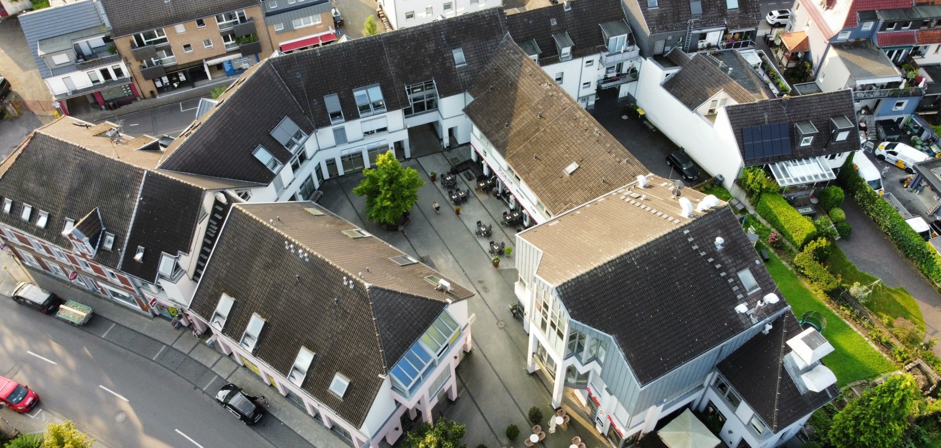 Luftaufnahme Rathausplatz und Bürgerforum Das Bild zeigt eine Luftaufnahme des Rathausplatzes in Hoffnungsthal mit Blick auf das Bürgerforum.
