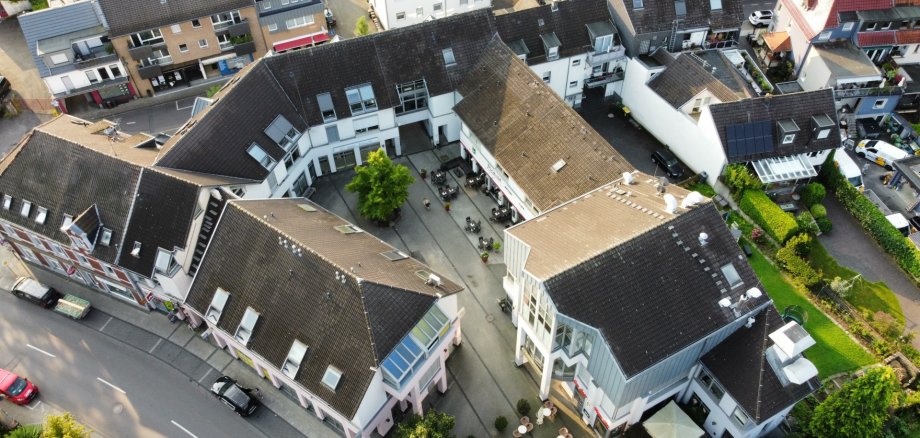 Das Bild zeigt eine Luftaufnahme des Rathausplatzes in Hoffnungsthal mit Blick auf das Bürgerforum.