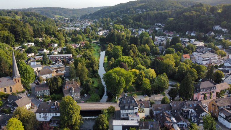 Das Bild zeigt ein Luftbild mit Blick auf das Ortszentrum Hoffnungsthal mit Sülz und Rathaus.