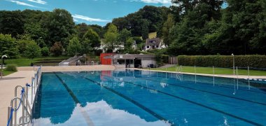 Das Bild zeigt das Schwimmerbecken im Freibad Hoffnungsthal.