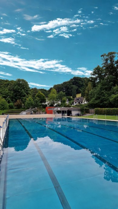 Das Bild zeigt das Schwimmerbecken im Freibad Hoffnungsthal.