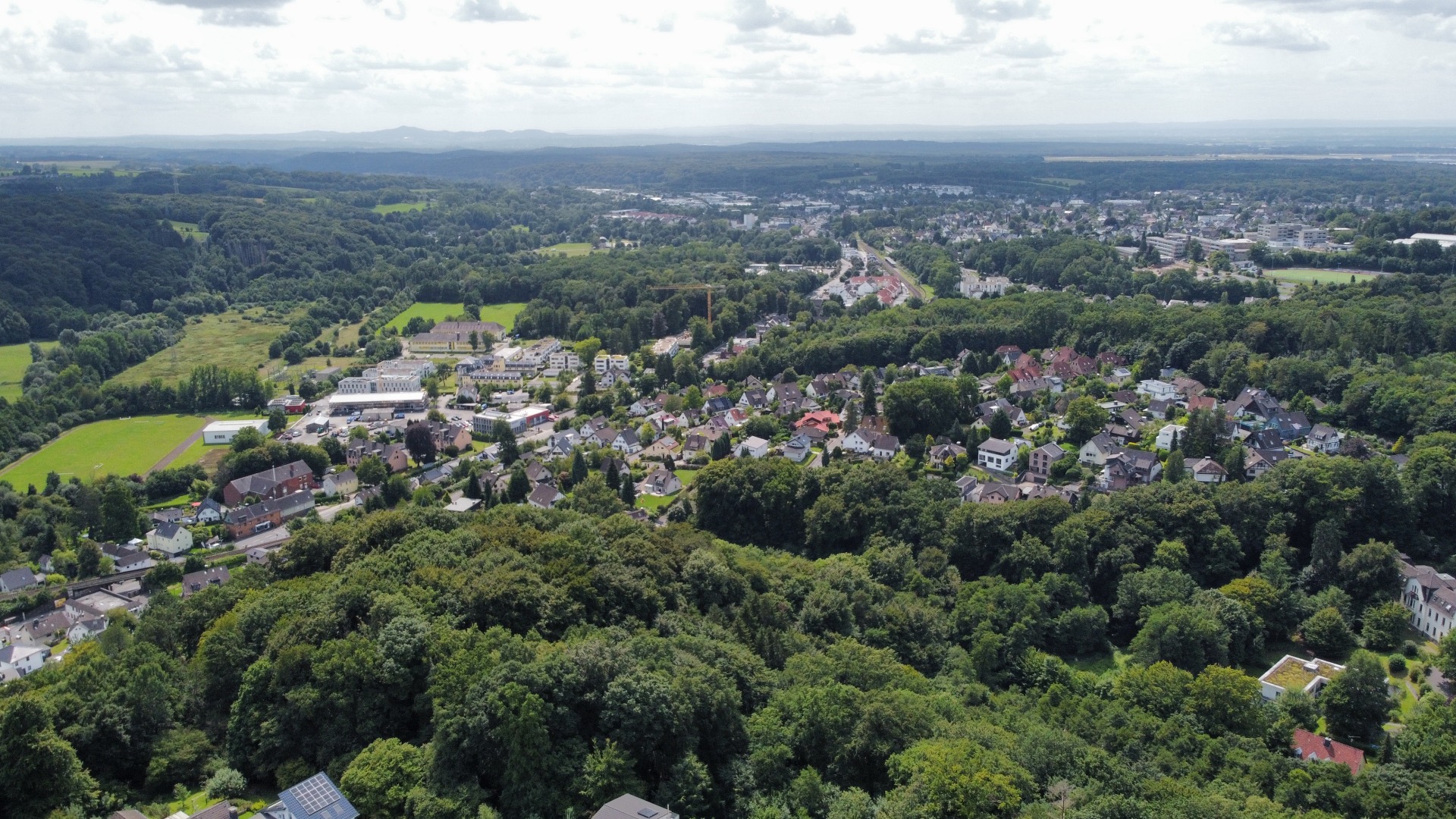 Weitblick auf Rösrath Das Bild zeigt eine Luftaufnahme von Rösrath und verdeutlicht den vergleichsweise hohen Waldanteil.
