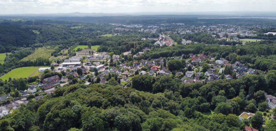 Das Bild zeigt eine Luftaufnahme von Rösrath und verdeutlicht den vergleichsweise hohen Waldanteil.