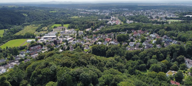 Das Bild zeigt eine Luftaufnahme von Rösrath und verdeutlicht den vergleichsweise hohen Waldanteil.