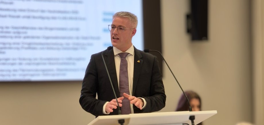 Das Bild zeigt Bürgermeister Yannick Steinbach bei seiner Haushaltsrede.