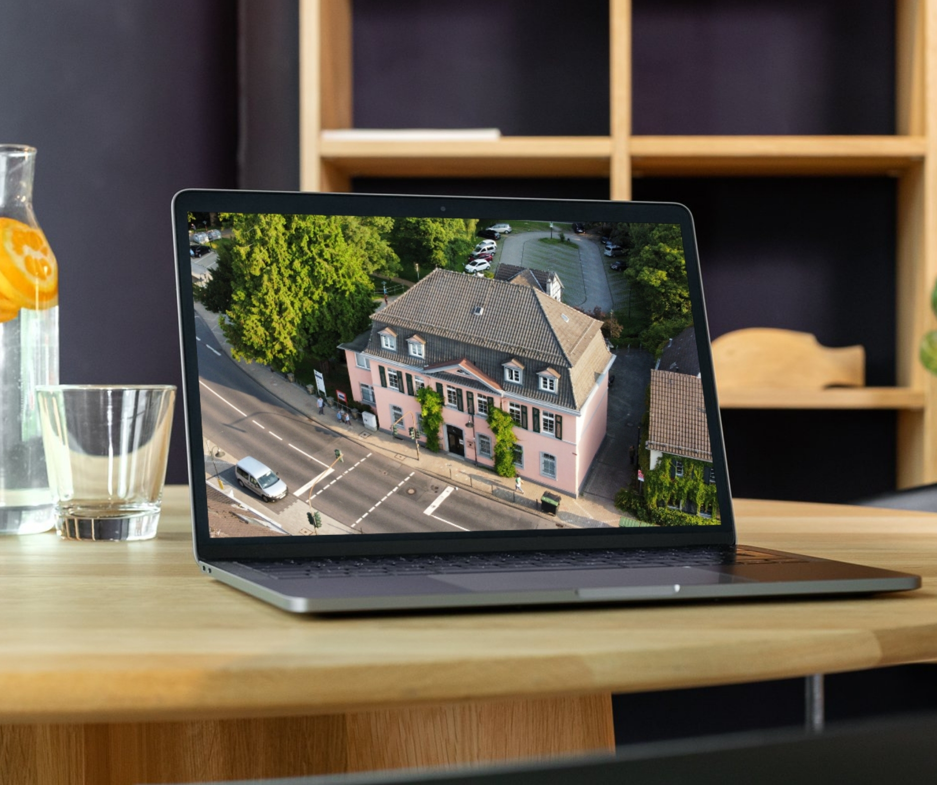 Rathaus am LapTop Das Bild zeigt einen Computer, auf dessen Monitor das Rathaus zu sehen ist.