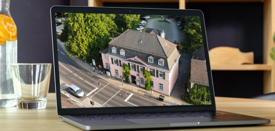 Das Bild zeigt einen Computer, auf dessen Monitor das Rathaus zu sehen ist.