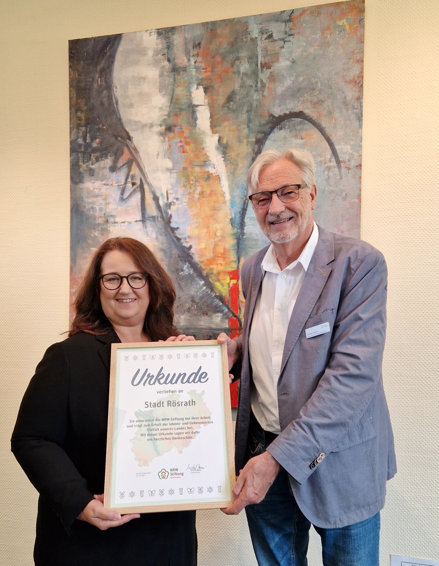 Urkundenübergabe - Beitritt NRW-Stiftung Das Bild zeigt die Urkundenübergabe vom Beitritt der Stadt in die NRW-Stiftung