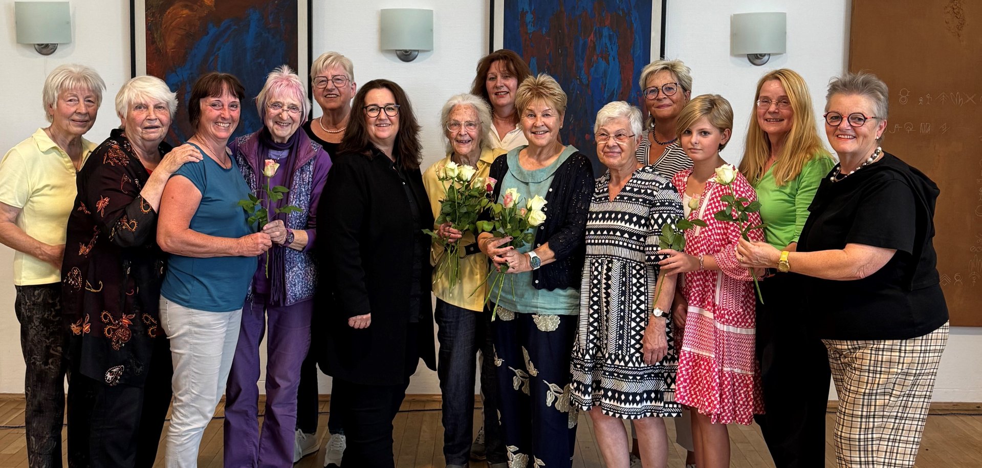 Verleihung der Rose für Rösrath Das Bild zeigt die beiden Rosenträgerinnen aus 2025 zusammen mit den Rosenträgerinnen der Vorjahre.