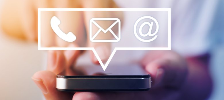 Das Bild ist ein Symbolbild zur Kontaktaufnahme und zeigt ein Handy mit verschiedenen Symbolen der Kontaktaufnahme.