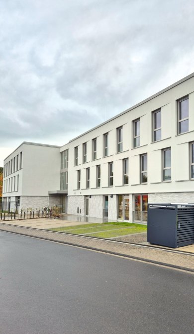 Das Bild zeigt eine Außenansicht des Verwaltungsgebäudes in Venauen.