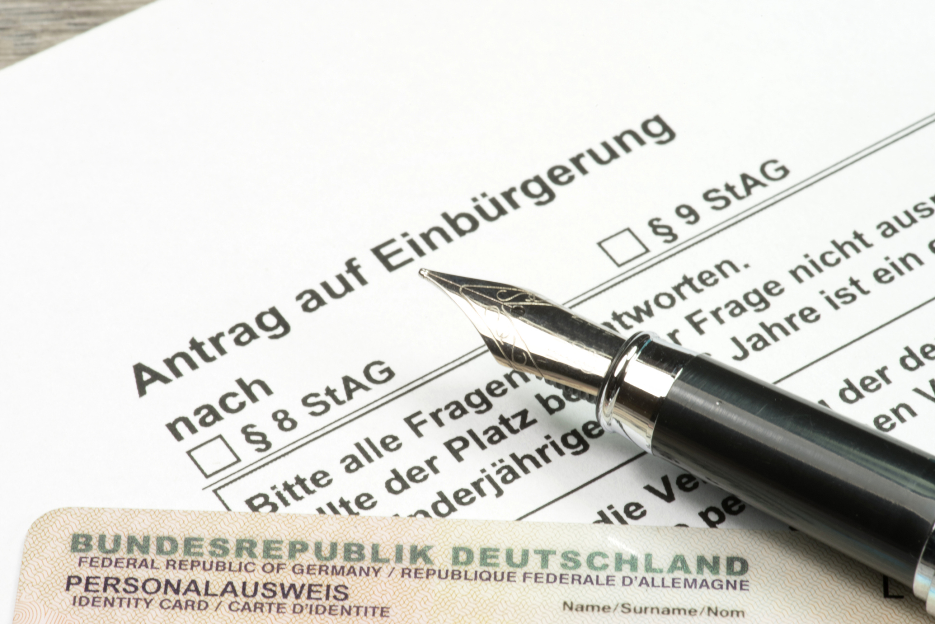 Symbolbild - Antrag auf Einbürgerung Das Bild zeigt die obere Ecke eines Antrags auf Einbürgerung.