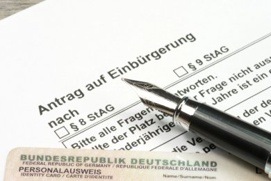 Das Bild zeigt die obere Ecke eines Antrags auf Einbürgerung.