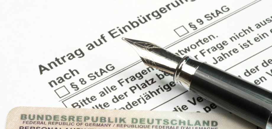 Symbolbild - Antrag auf Einbürgerung Das Bild zeigt die obere Ecke eines Antrags auf Einbürgerung.