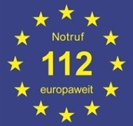 Die Zahlenfolge 112 in gelber Schrift umrandet von den ebenfalls gelben Sternen der EU-Fahne auf blauem Hintergrund