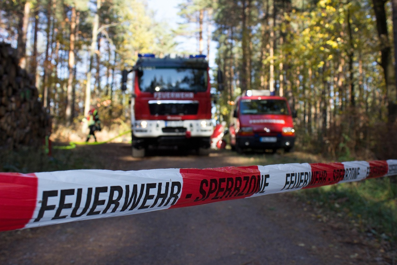 Symbolbild Waldbrandgefahr Das Bild zeigt eine Feuerwehrabsperrung im Wald durch einen Waldbrand.