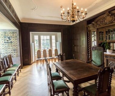 Trauzimmer auf Schloss Eulenbroich Das Bild zeigt das Trauzimmer auf Schloss Eulenbroich, in dem standesamtliche Trauungen durchgeführt werden können.