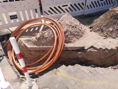 Bild einer Baugrube mit verlegten Leerrohren für den Breitbandausbau.