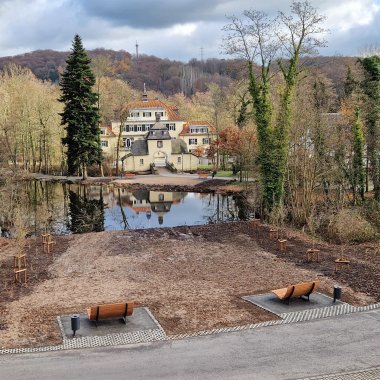 Ansicht auf das Landscahftsfenster vor der Torburg von Schloss Eulenbroich.