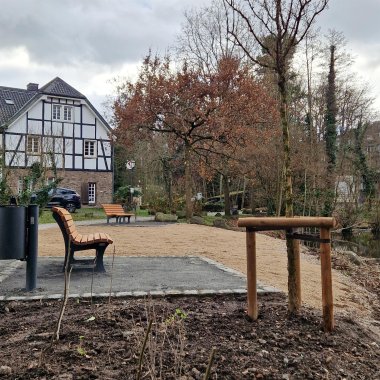 Ansicht auf zwei Sitzbänke im Landschaftsfenster