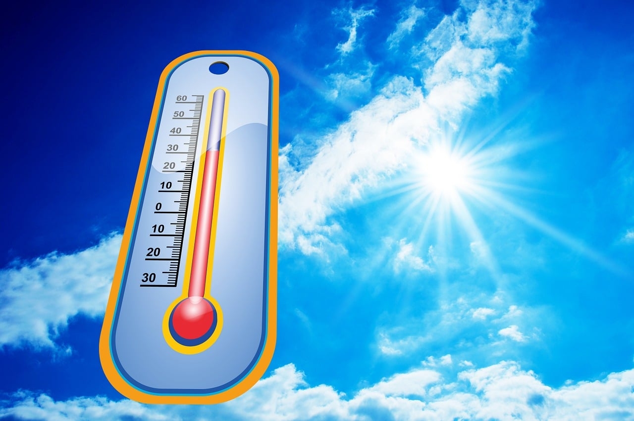 Symbolbild Hitze Das Bild zeigt ein Thermometer in der Sonne.