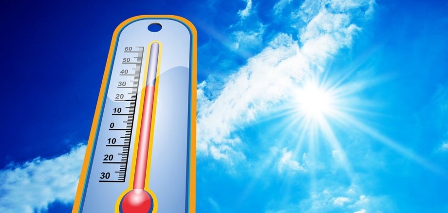 Symbolbild Hitze Das Bild zeigt ein Thermometer in der Sonne.