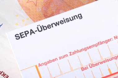 Das Bild zeigt die Nahaufnahme von einem SEPA Überweisungsträger.