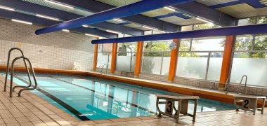 Das Bild zeigt das Lehrschwimmbecken in der Scharrenbroicher Straße.