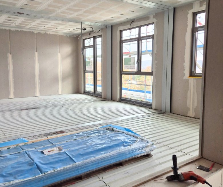 Das Bild zeigt den Blick in einen zukünftigen Klassenraum am Erweiterungsbau am Freiherr-vom-Stein Schulzentrum.