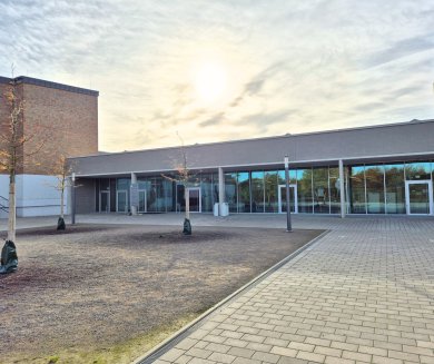 Auf dem Bild zu sehen ist der neue Mittelbau am Schulzentrum Freiherr vom Stein.