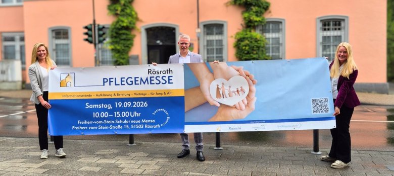 Vorfreude auf die Pflegemesse Mit einem Banner vorm Rathaus wird die zweite Auflage der Rösrather Pflegemesse angekündigt.