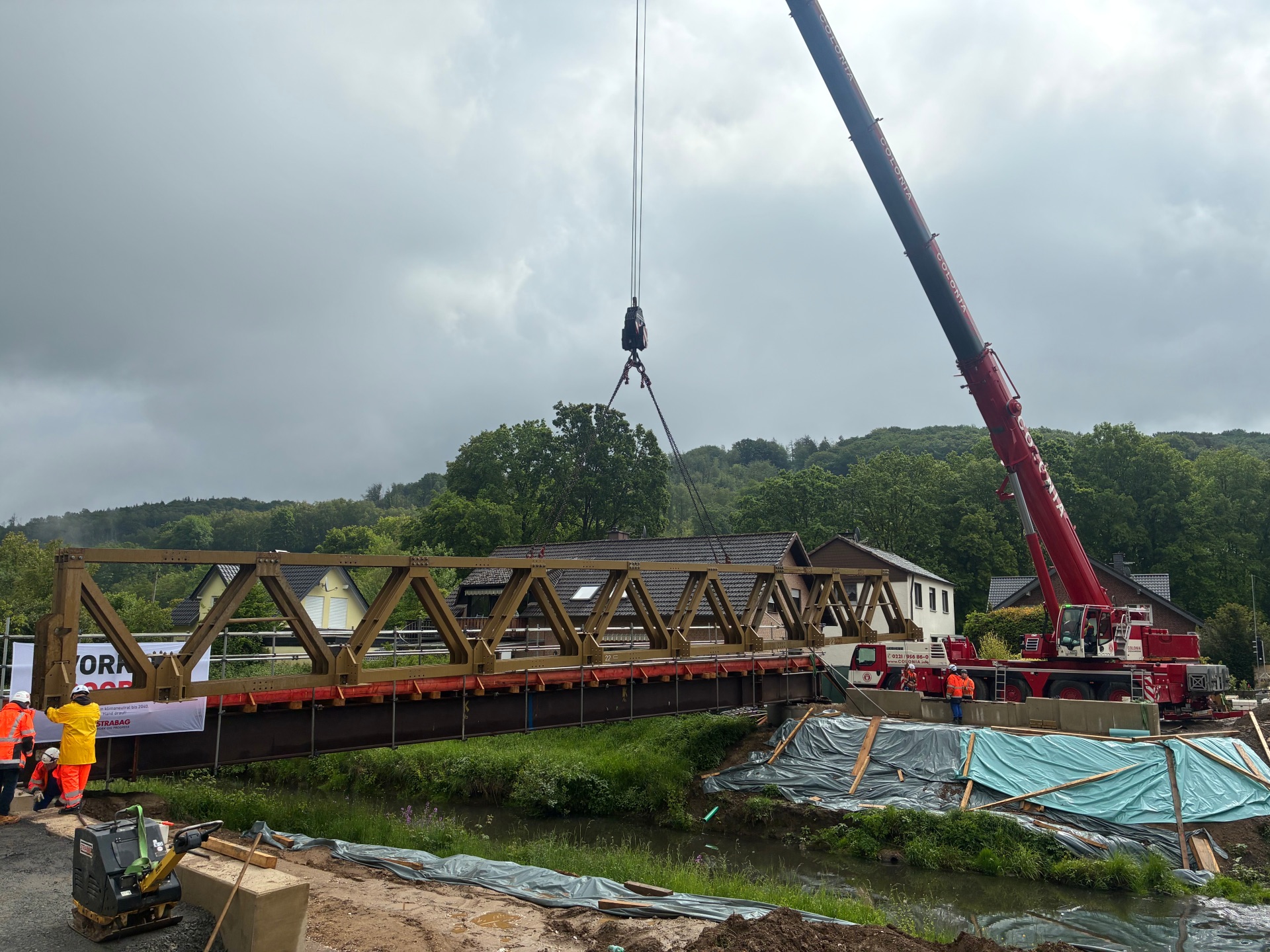 Behelfsbrücke Lehmbach Das Bild zeigt die eingehobene Behelfsbrücke in Lehmbach.