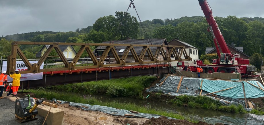 Behelfsbrücke Lehmbach Das Bild zeigt die eingehobene Behelfsbrücke in Lehmbach.