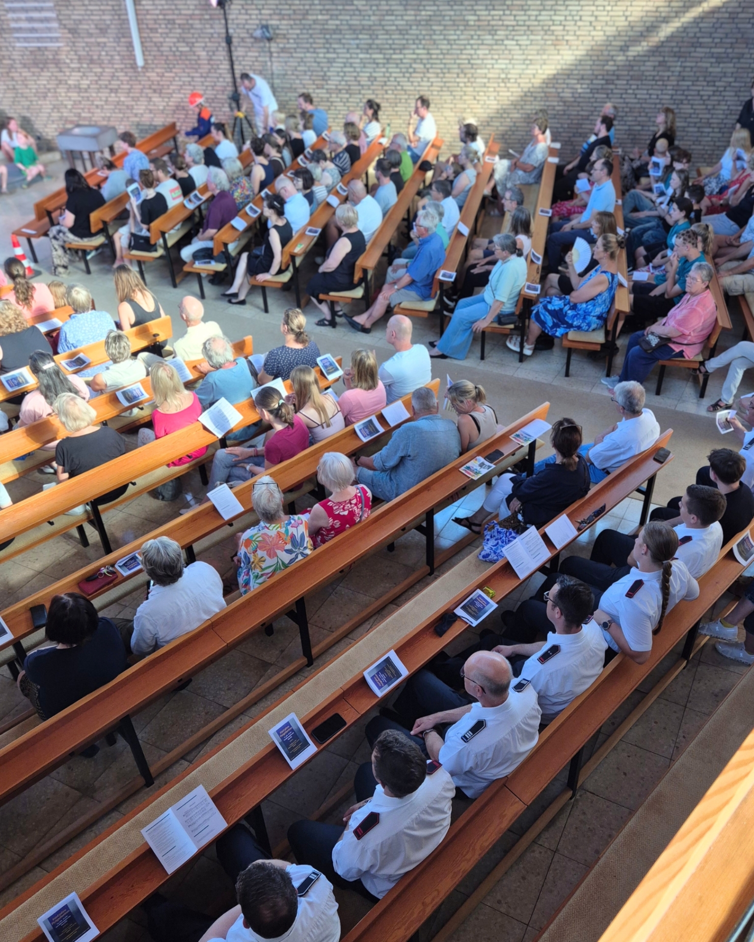 Hochwassergedenken Das Bild zeigt die gut besuchte Versöhnungskirche anlässlich des Hochwassergedenkens.
